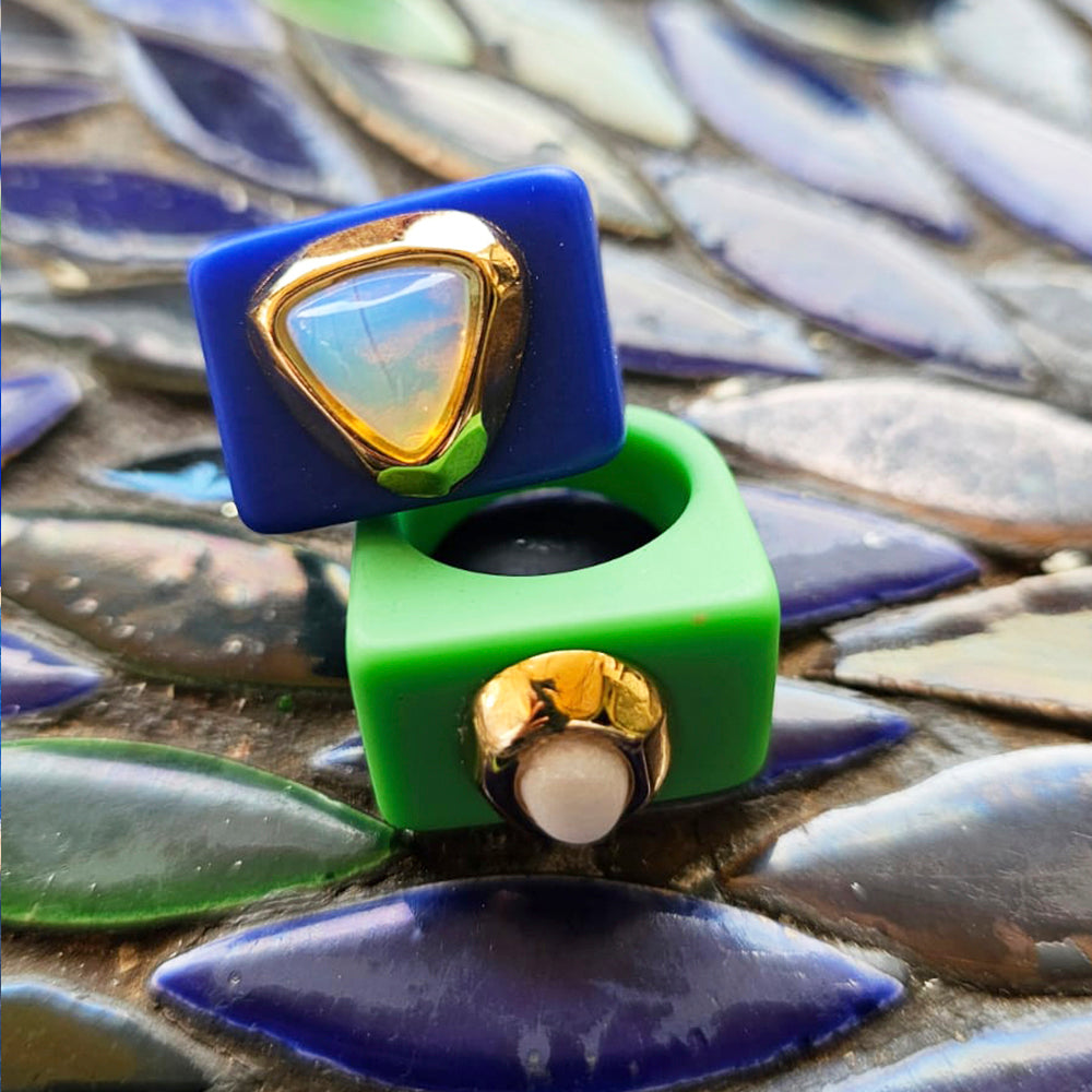 Anillo grande color verde con porcelana blanca