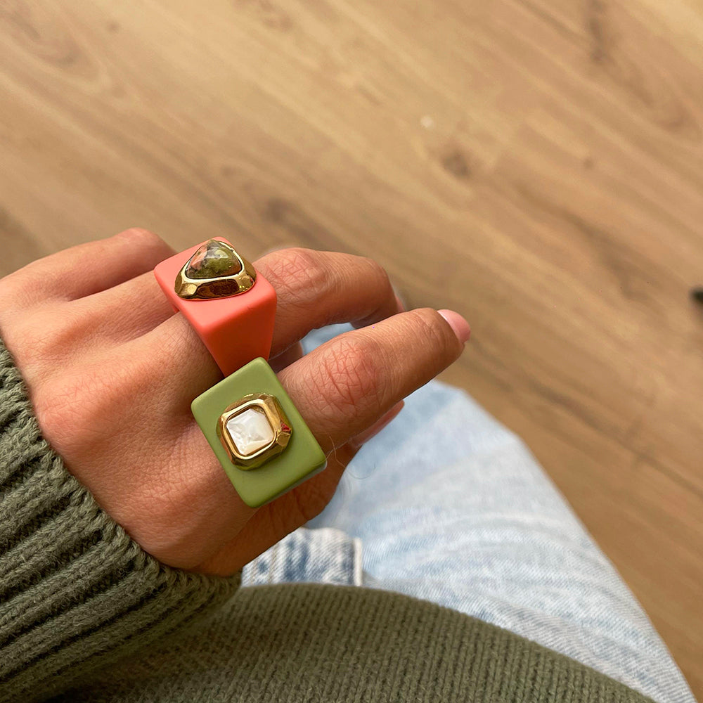 Anillo para mujer color rosa chicle con unakita