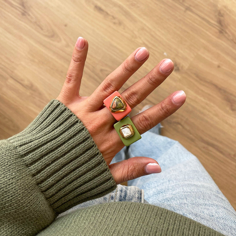 Anillo para mujer color rosa chicle con unakita