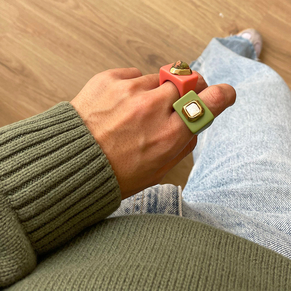 Anillo para mujer color rosa chicle con unakita