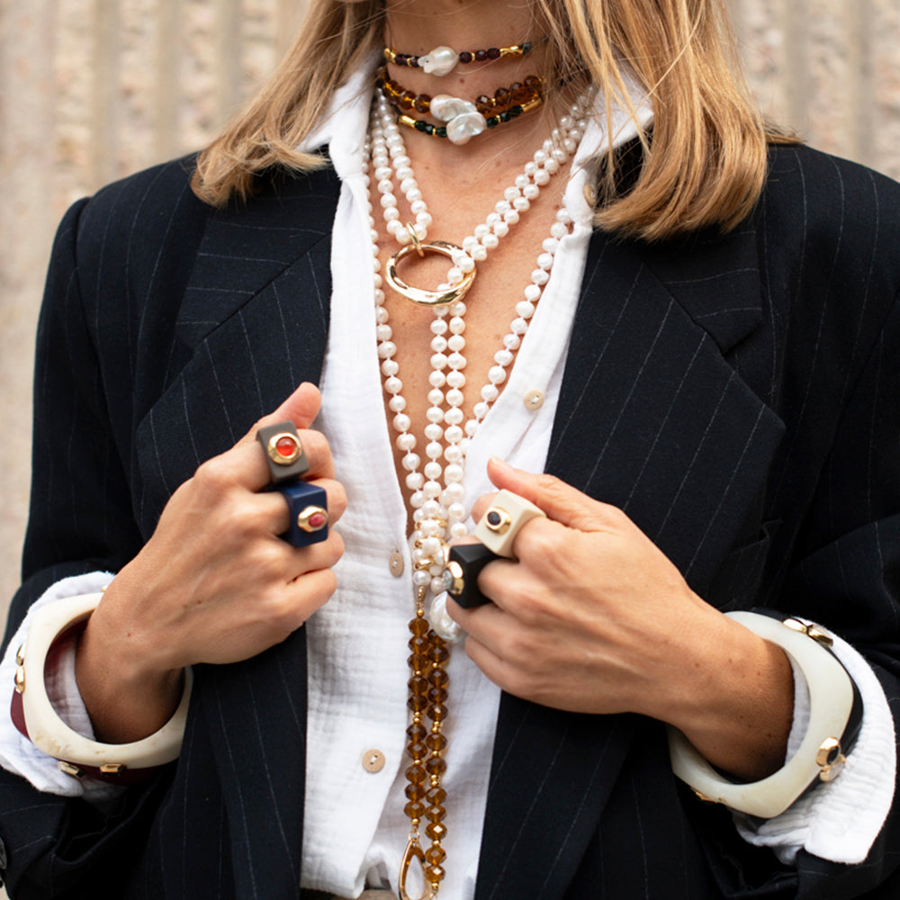 Anillo azul marino con amazonita roja