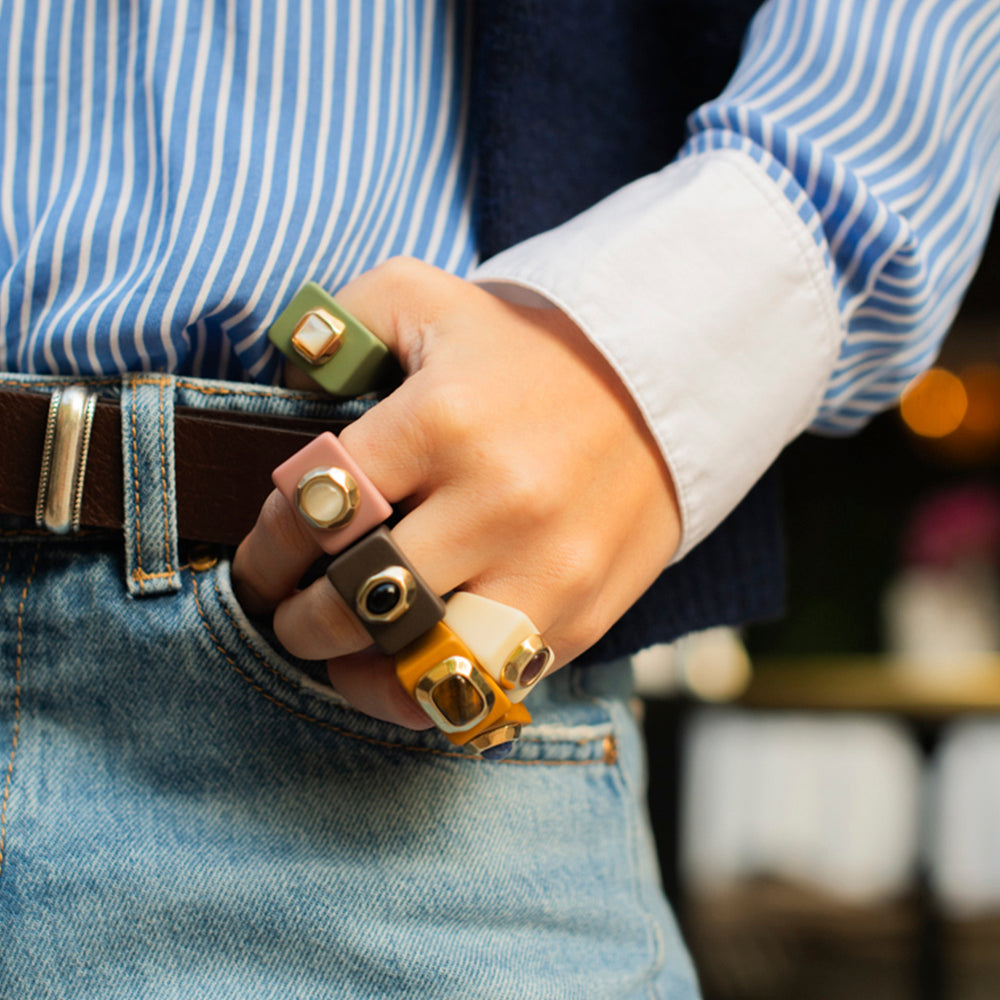 Anillo grande color verde pistacho con madreperla