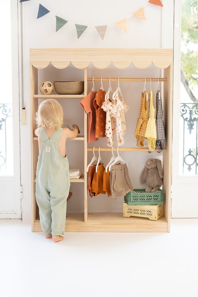 Armario Montessori de madera maciza con perchero y estantes