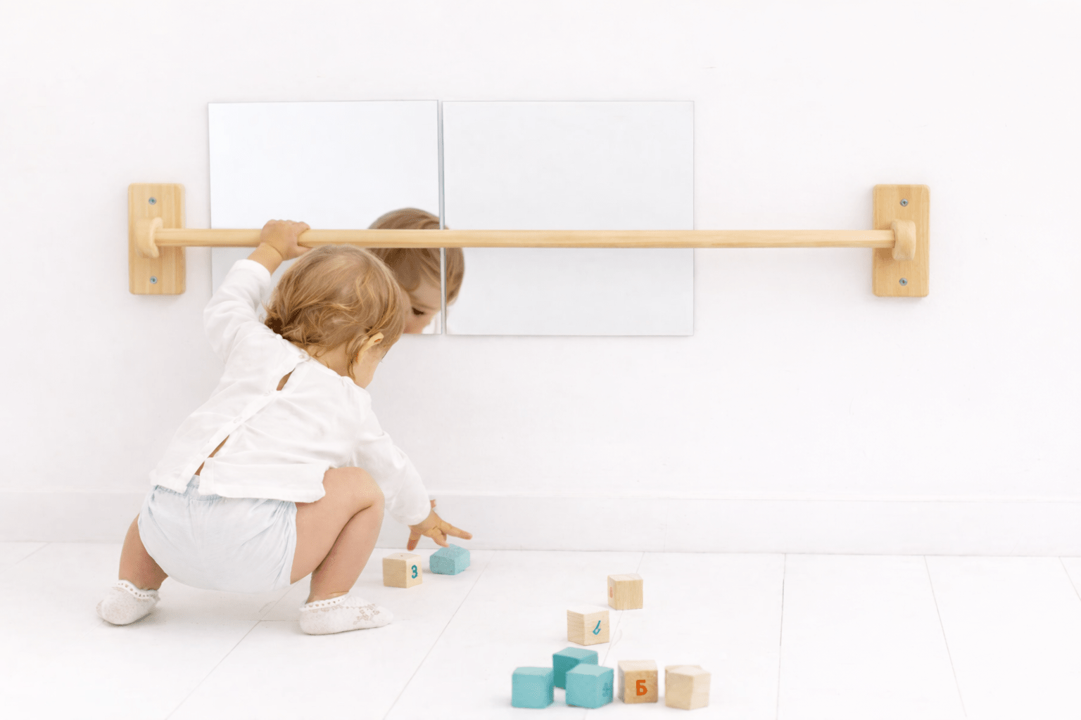 Barra montessori (Espejo no incluido)