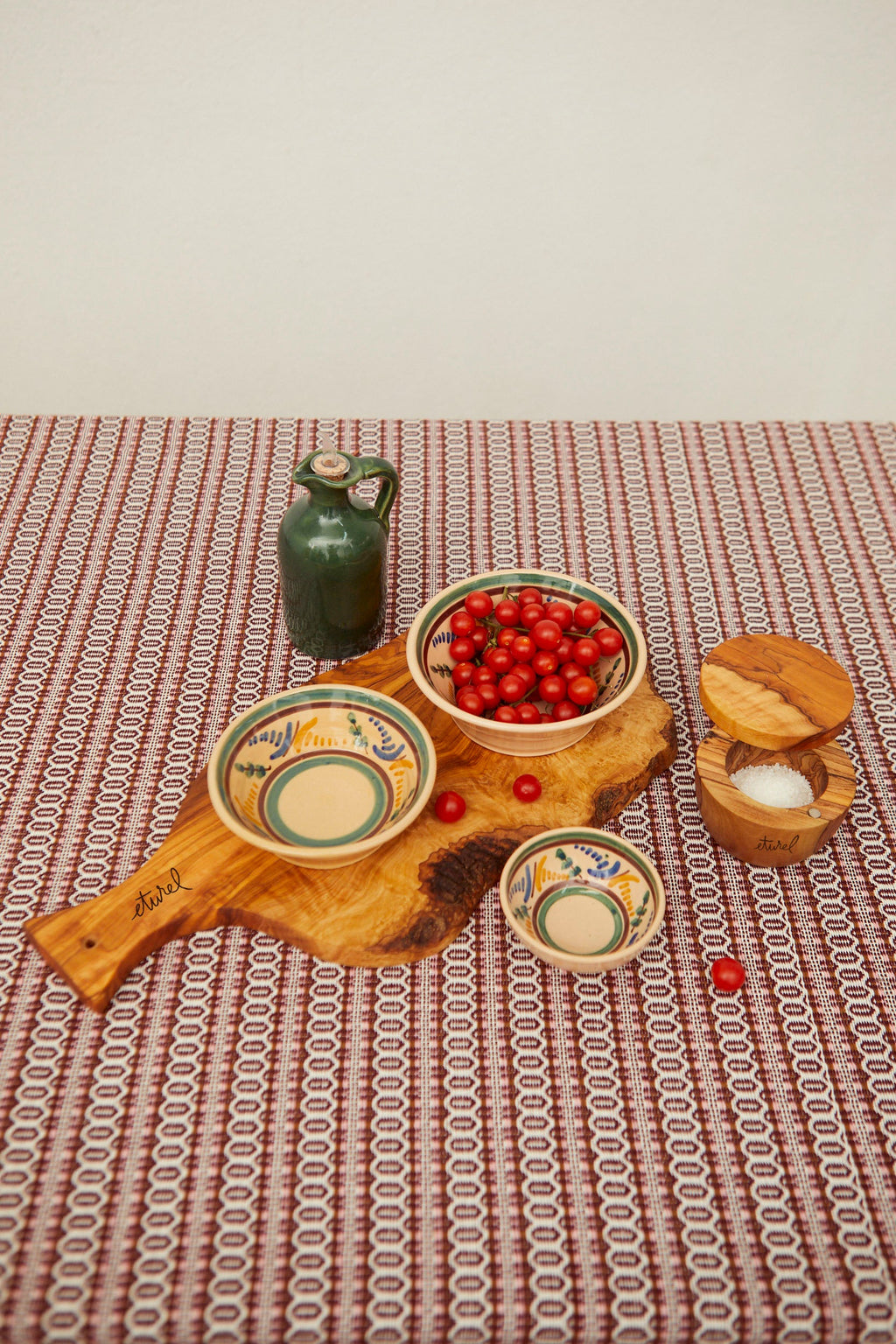 Tabla de madera de olivo irregular con mango grande