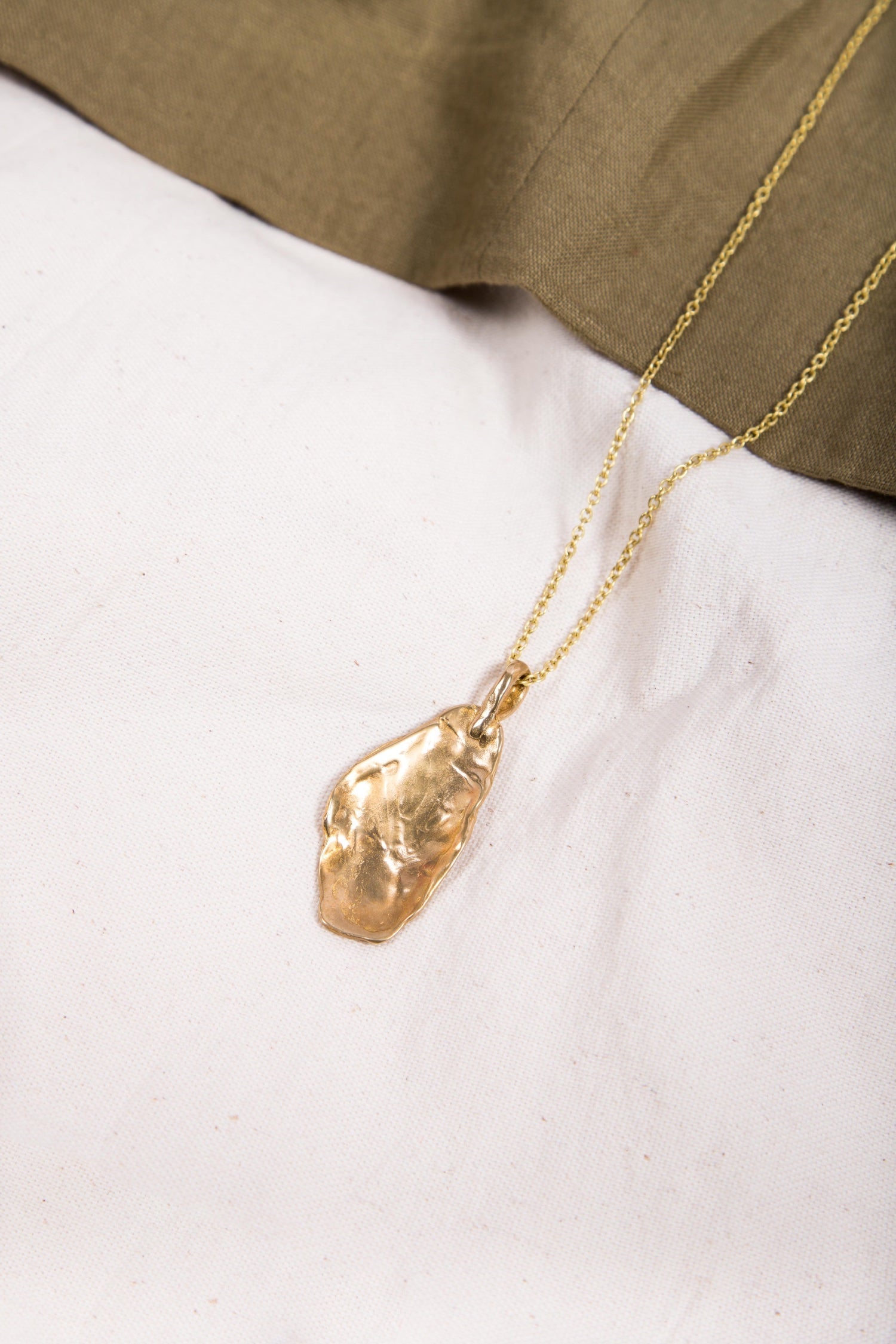 COLGANTE PETALO CADENA FINA | BRONCE