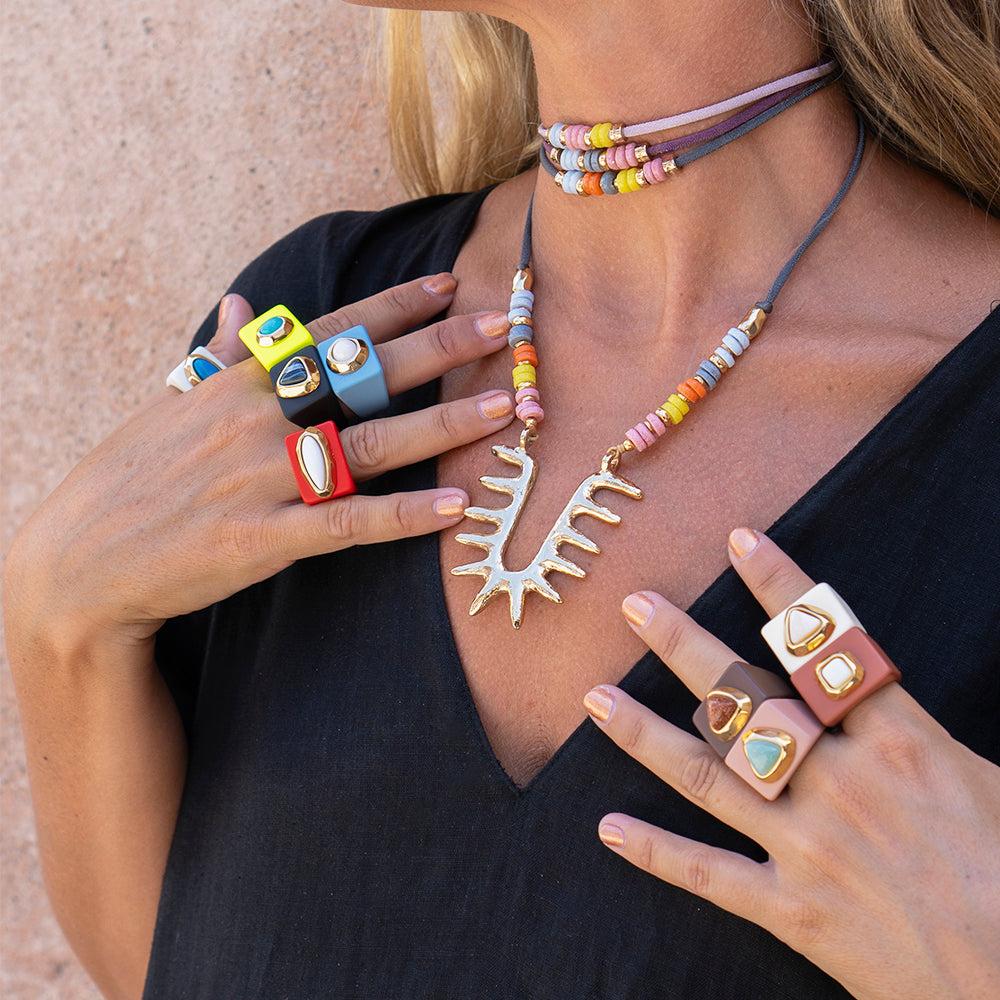 Anillo para mujer color rosa chicle con unakita