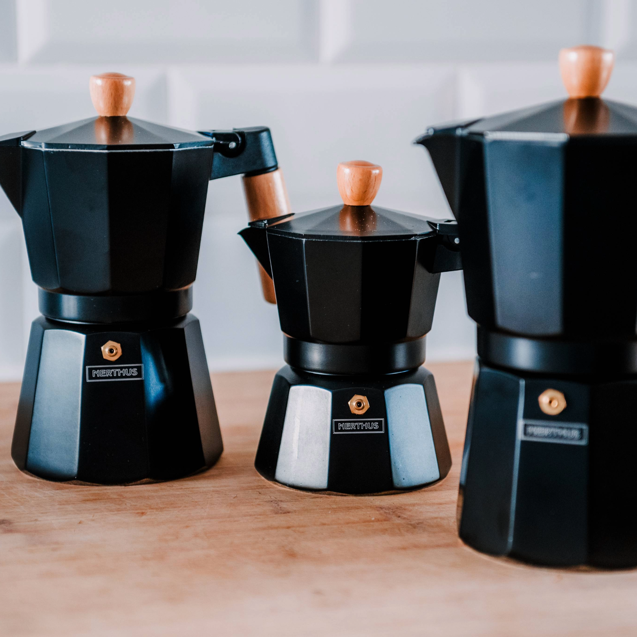 Cafetera Italiana Inducción Negra con Detalles en Madera