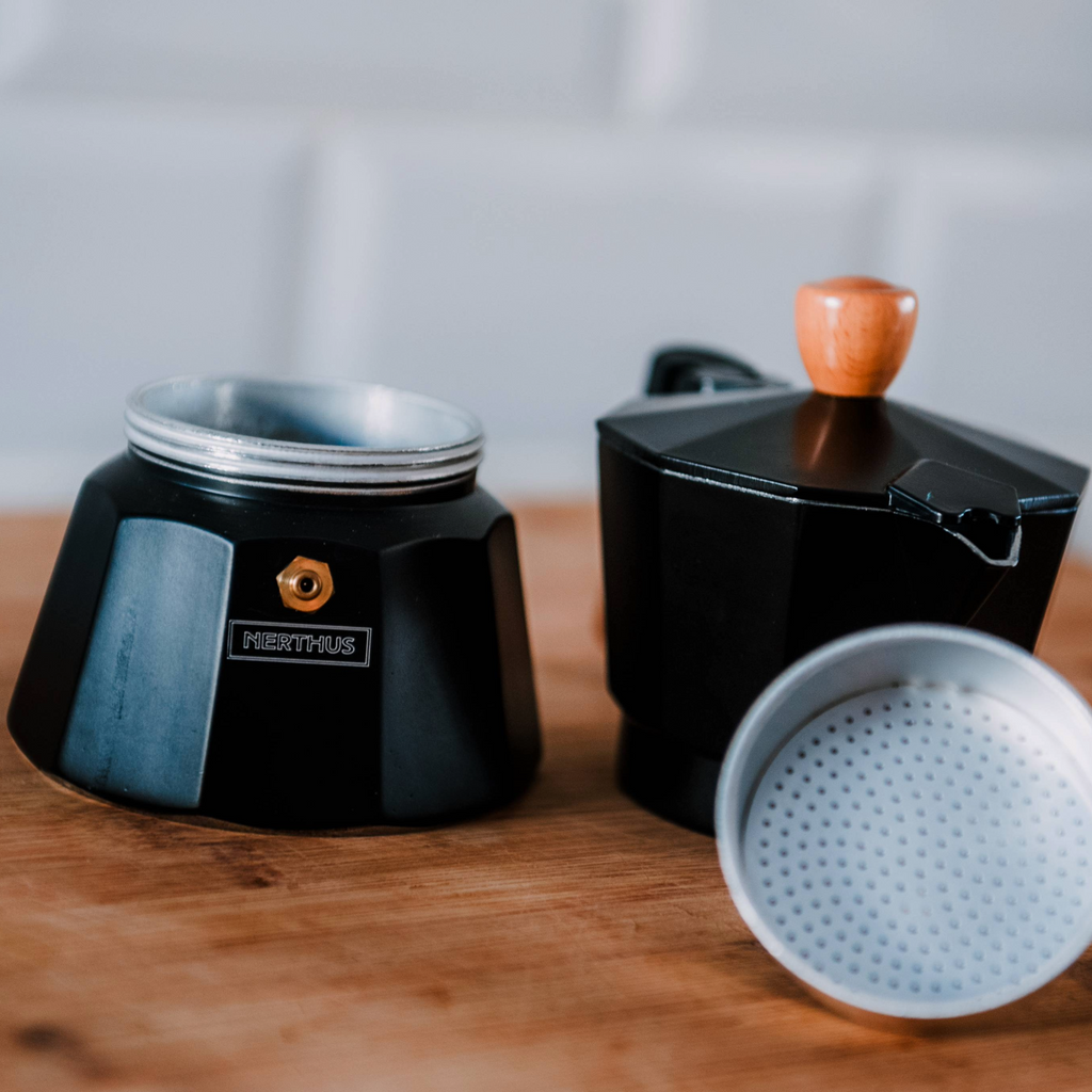 Cafetera Italiana Inducción Negra con Detalles en Madera