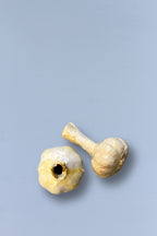 Ajo réplica de cerámica esmaltada