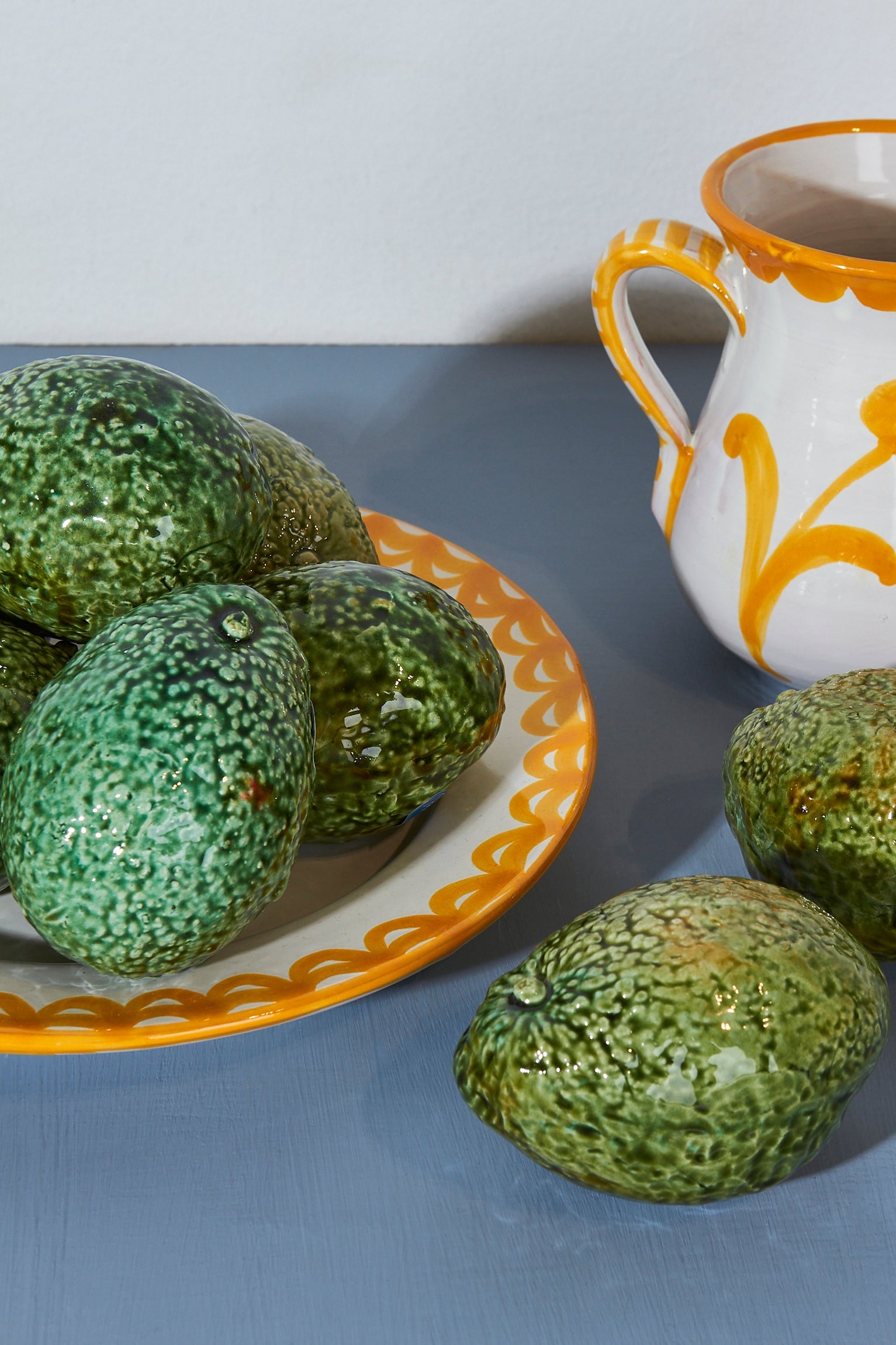 Aguacate réplica de cerámica esmaltada