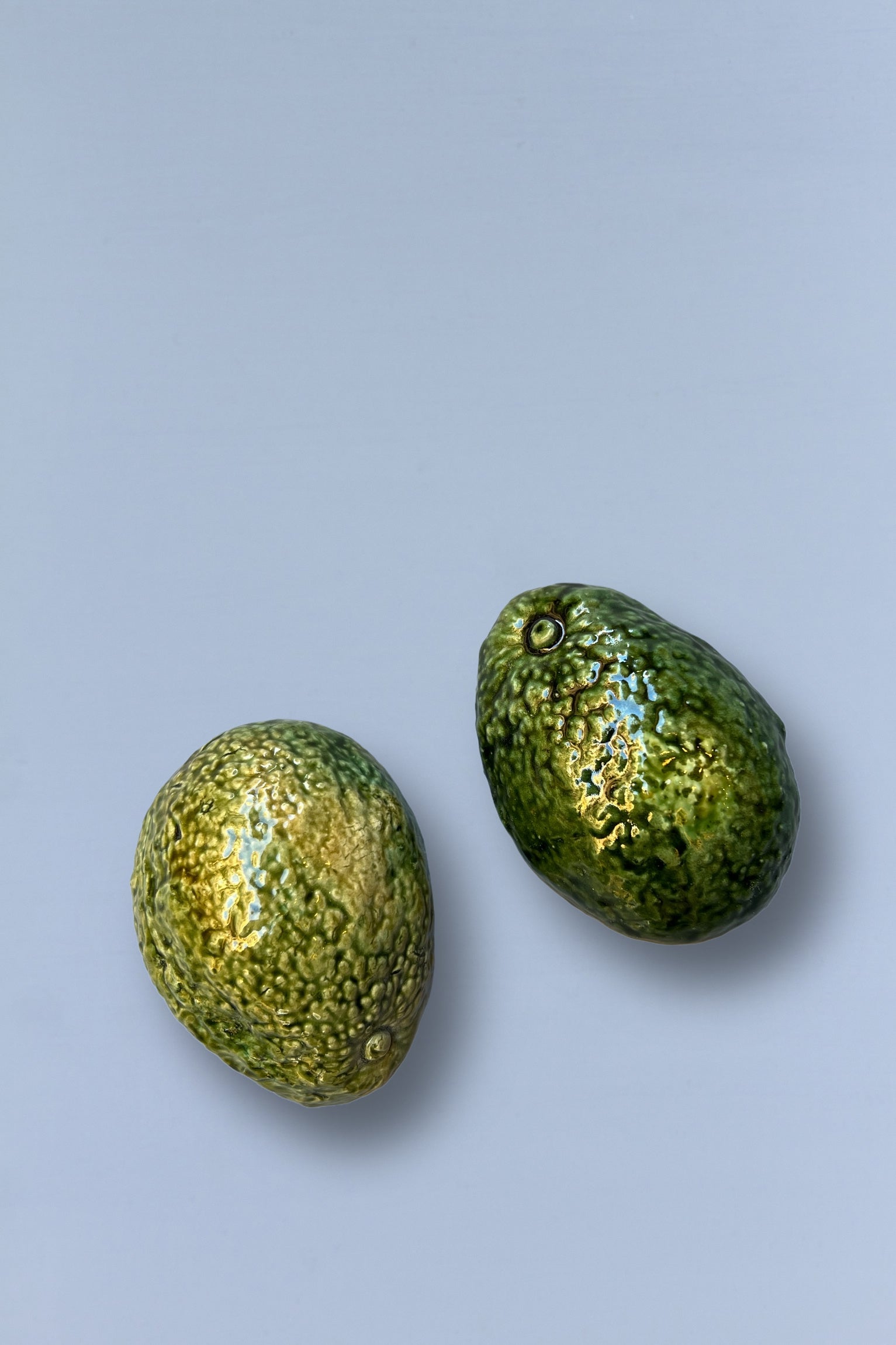 Aguacate réplica de cerámica esmaltada