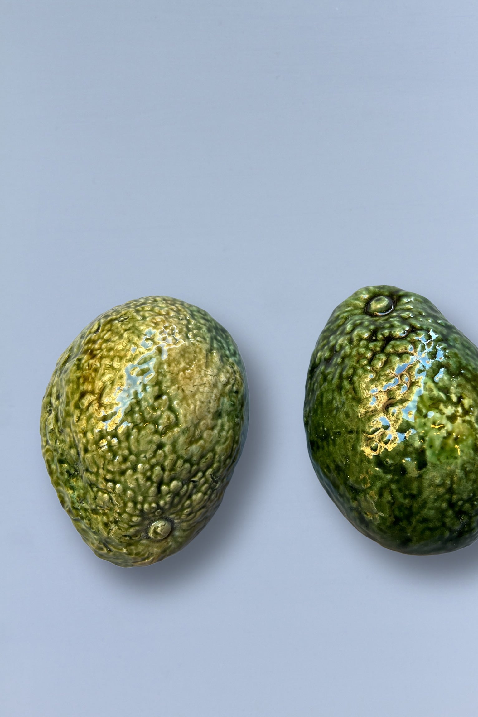 Aguacate réplica de cerámica esmaltada