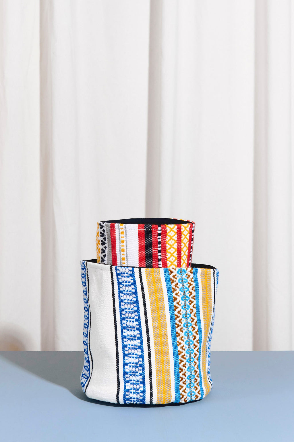 Cesto tejido morellano azul y rojo