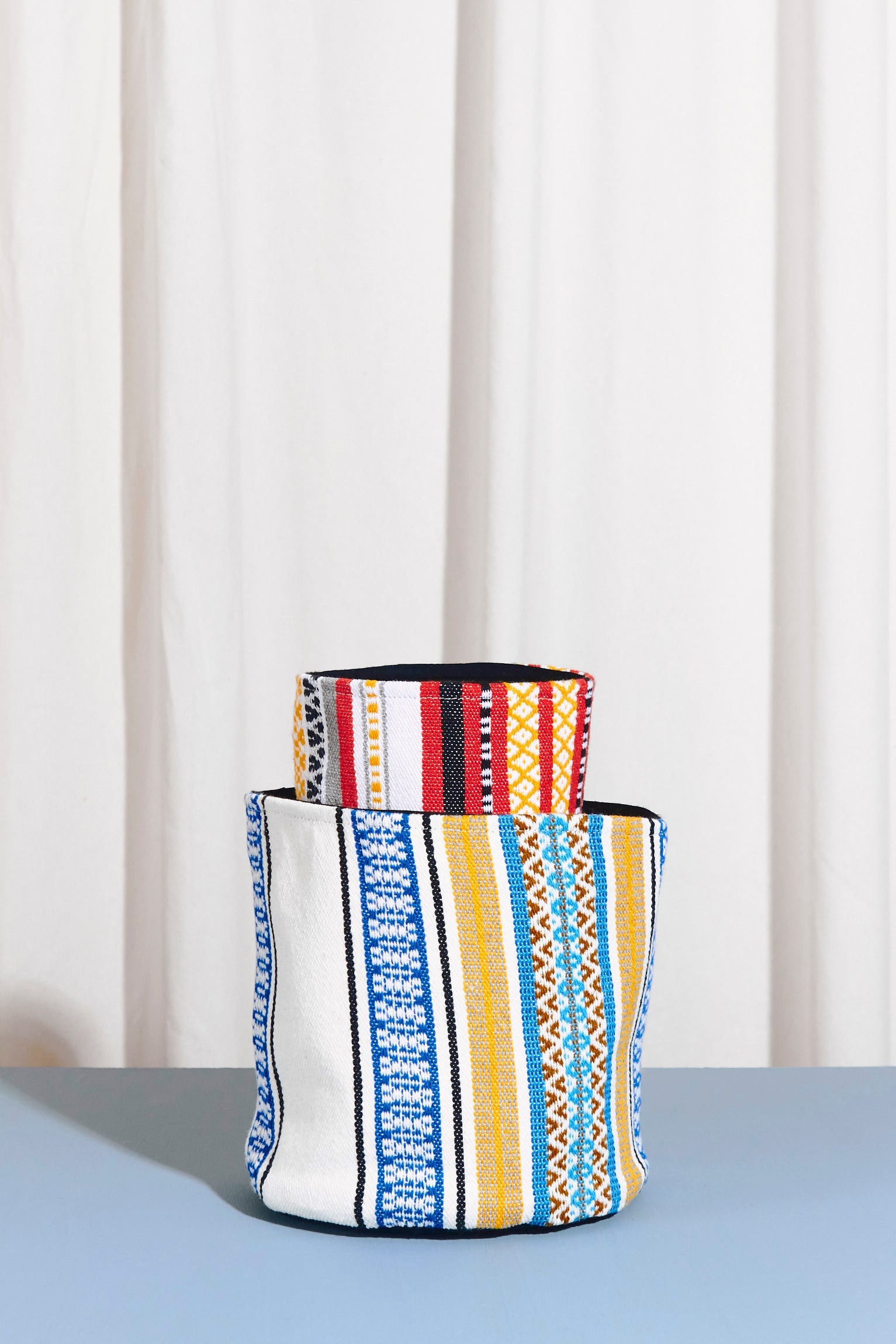 Cesto tejido morellano azul y rojo