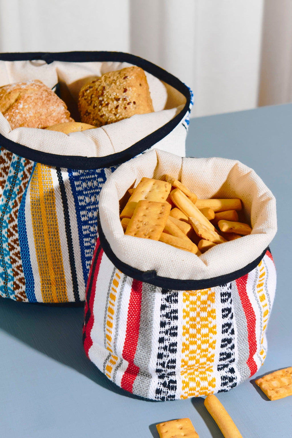 Cesto tejido morellano azul y rojo