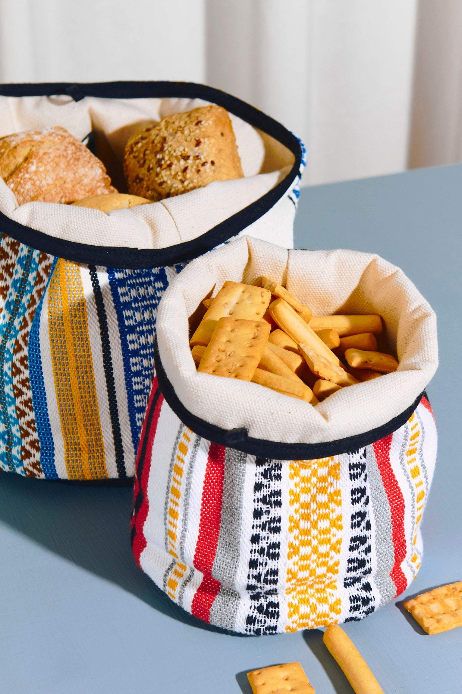 Cesto tejido morellano azul y rojo