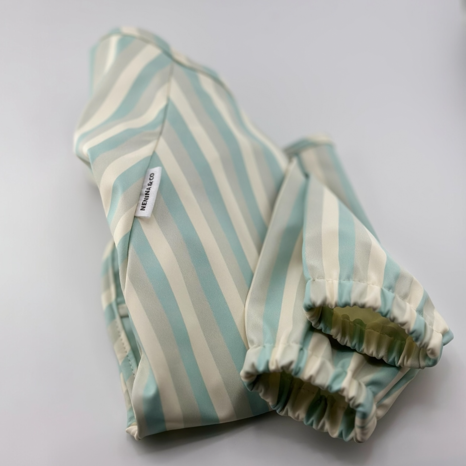 Babero con manga impermeable Vertical Stripes Nenina & Co