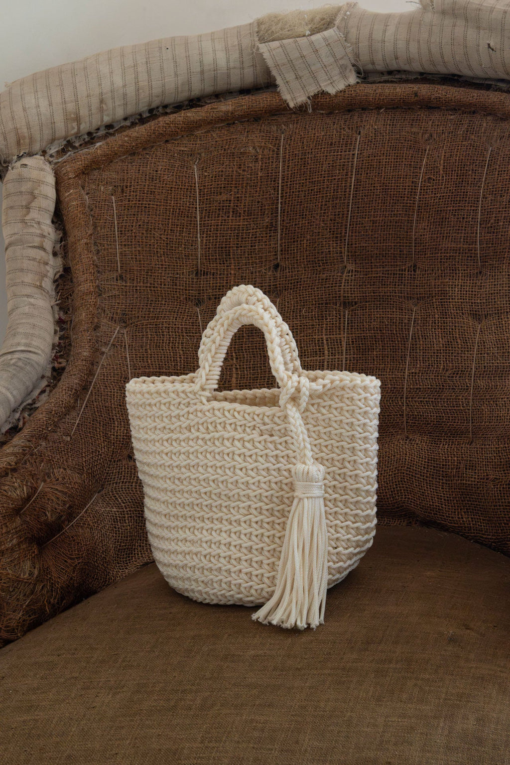 Bolso crochet color blanco  base redonda S