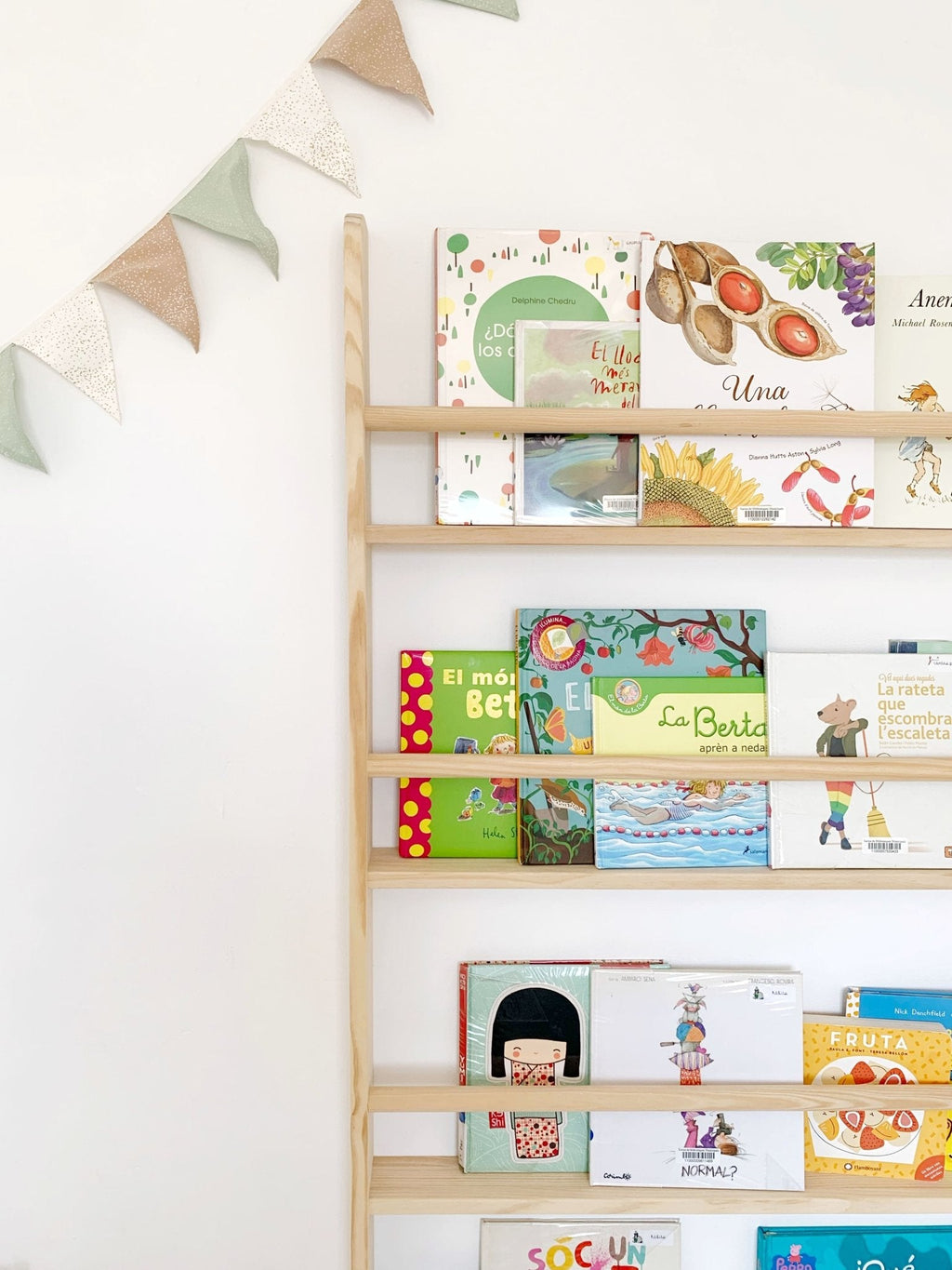 Librería montessori Lisa de madera maciza con 4 baldas