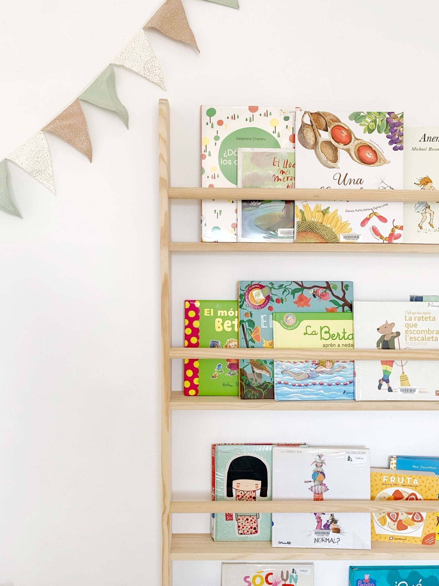 Librería montessori Lisa de madera maciza con 4 baldas