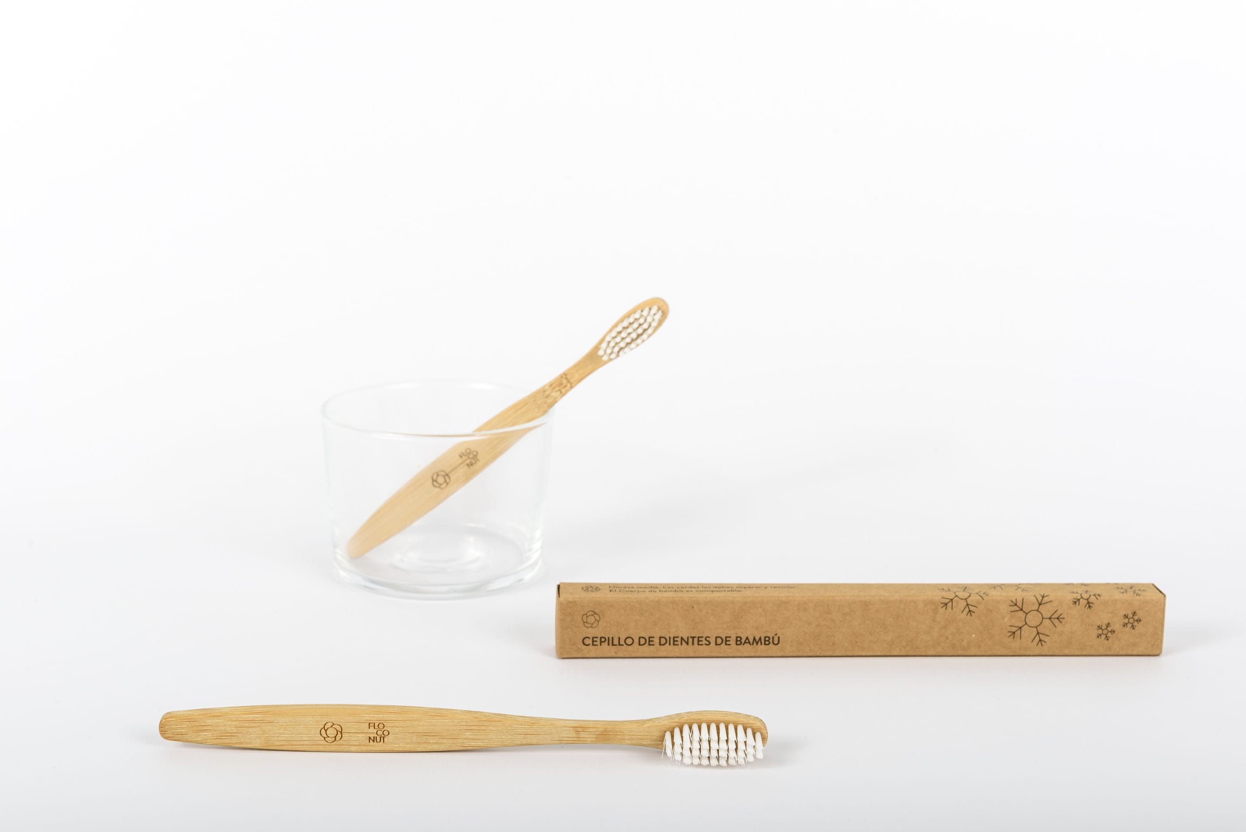 Cepillo de dientes blanco de bambú
