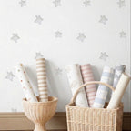 Papel pintado infantil estrellas de acuarela GRIS