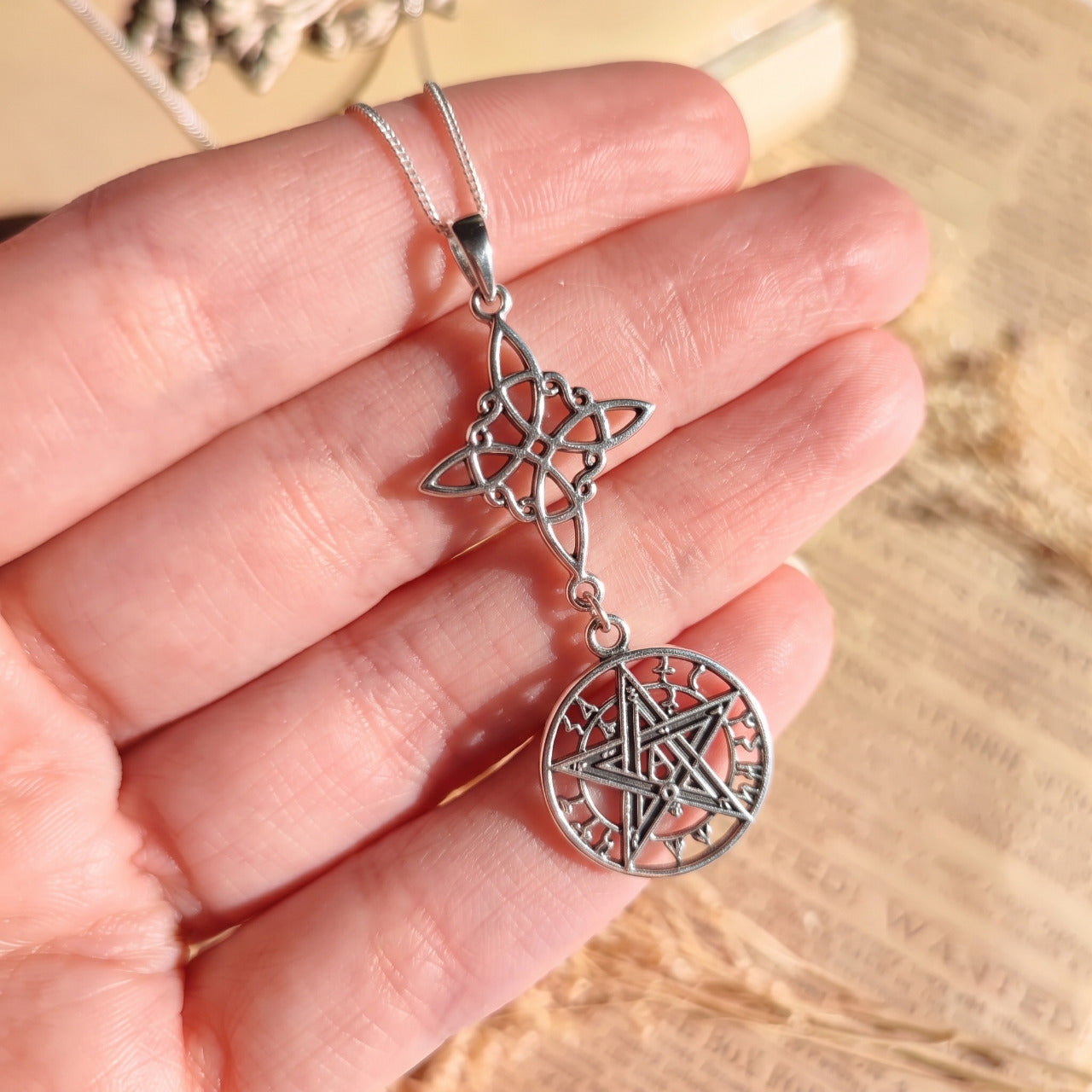 Colgante Nudo de Bruja & Tetragramaton S925