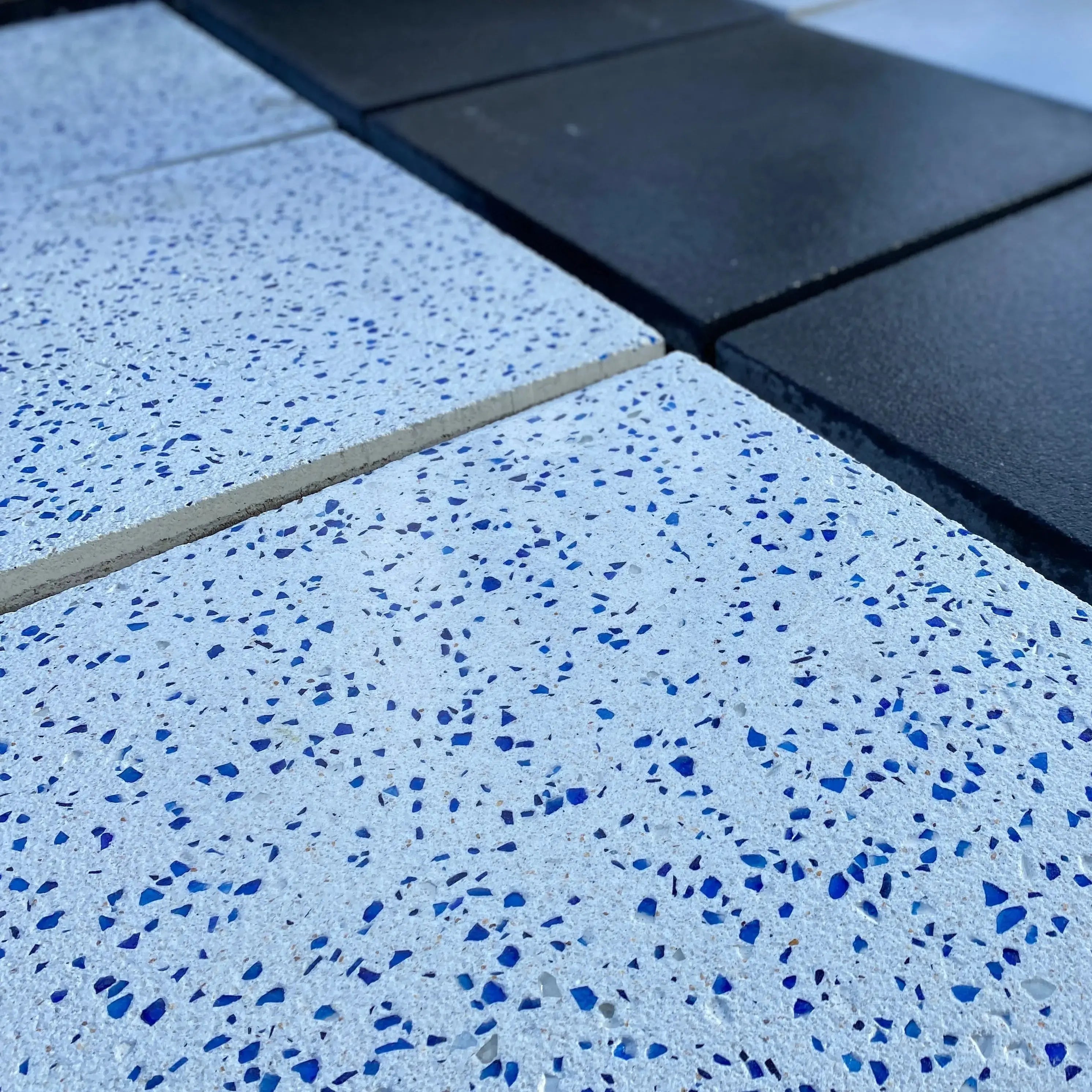 Losa hormigon blanco con vidrio azul 75x75 cm