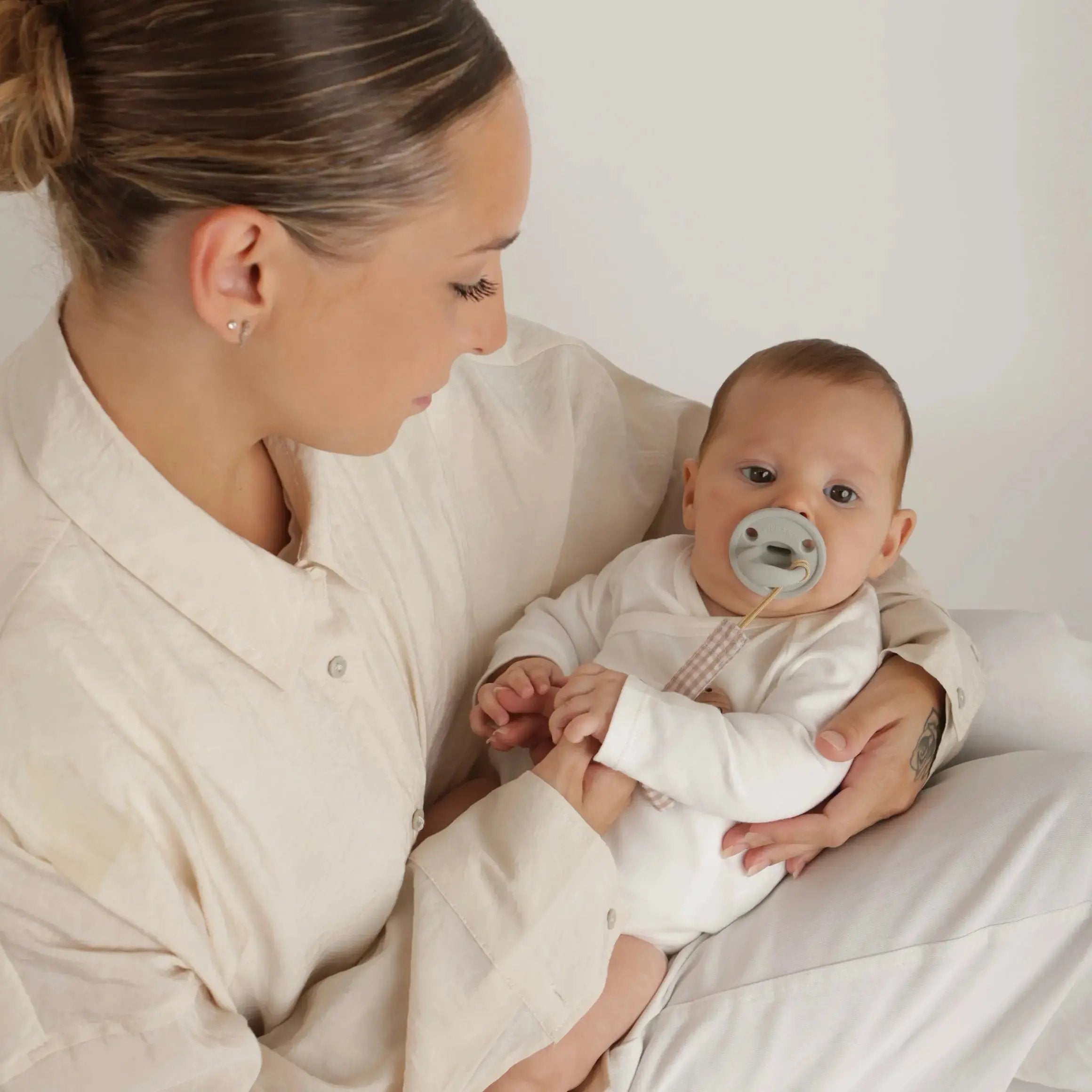 1 Chupete DIAMOND + Pack 2 Chupeteros By Nenina & Co Beige