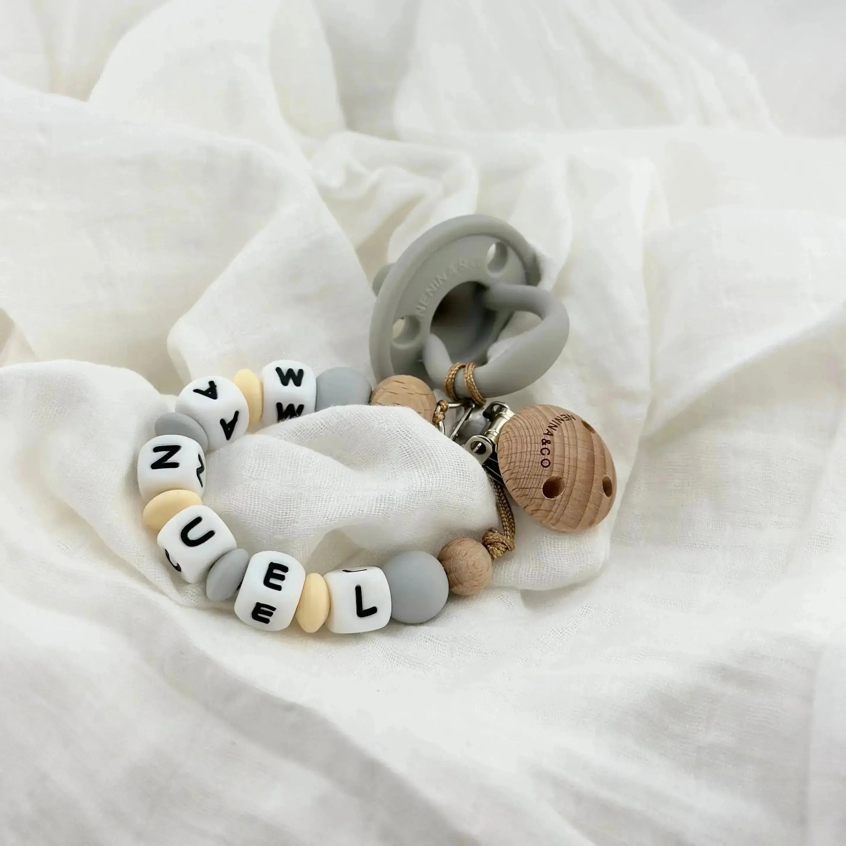 Chupetero Personalizado Gris. con Nombre en Silicona Orgánica | Nenina & Co.