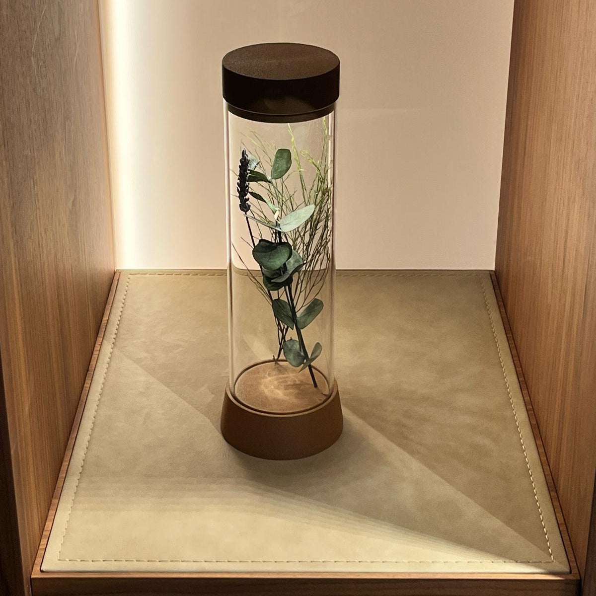 Lámpara de mesa recargable EOS, iluminación LED sostenible