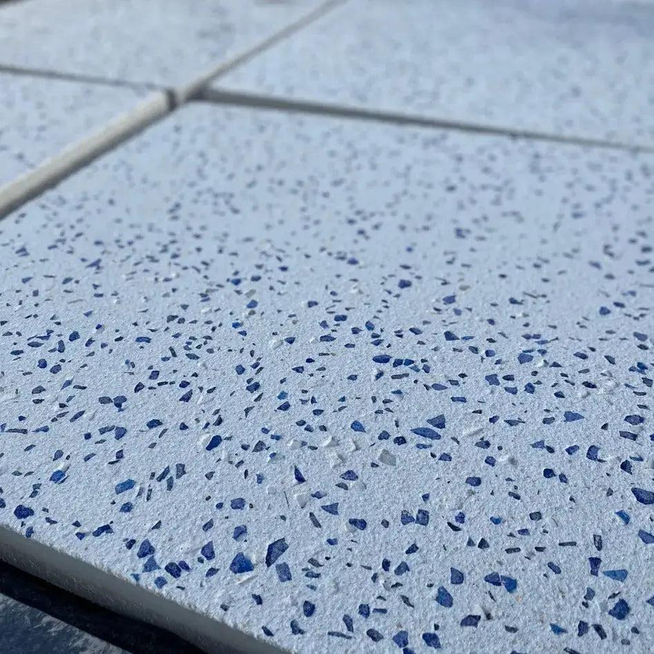 Losa hormigon blanco con vidrio azul 75x75 cm