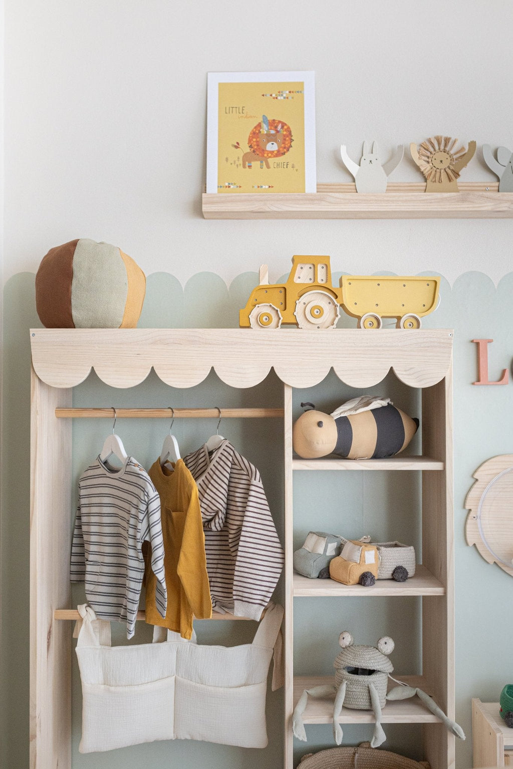Armario Montessori de madera maciza con perchero y estantes