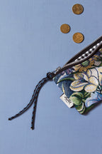 Monedero tejido jacquard flores crisantemos azules