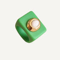 Anillo grande color verde con porcelana blanca