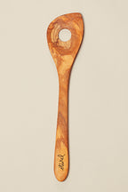 Cuchara con agujero de madera de olivo