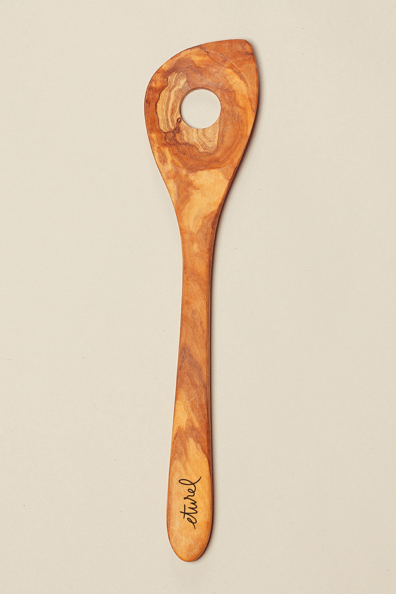 Cuchara con agujero de madera de olivo