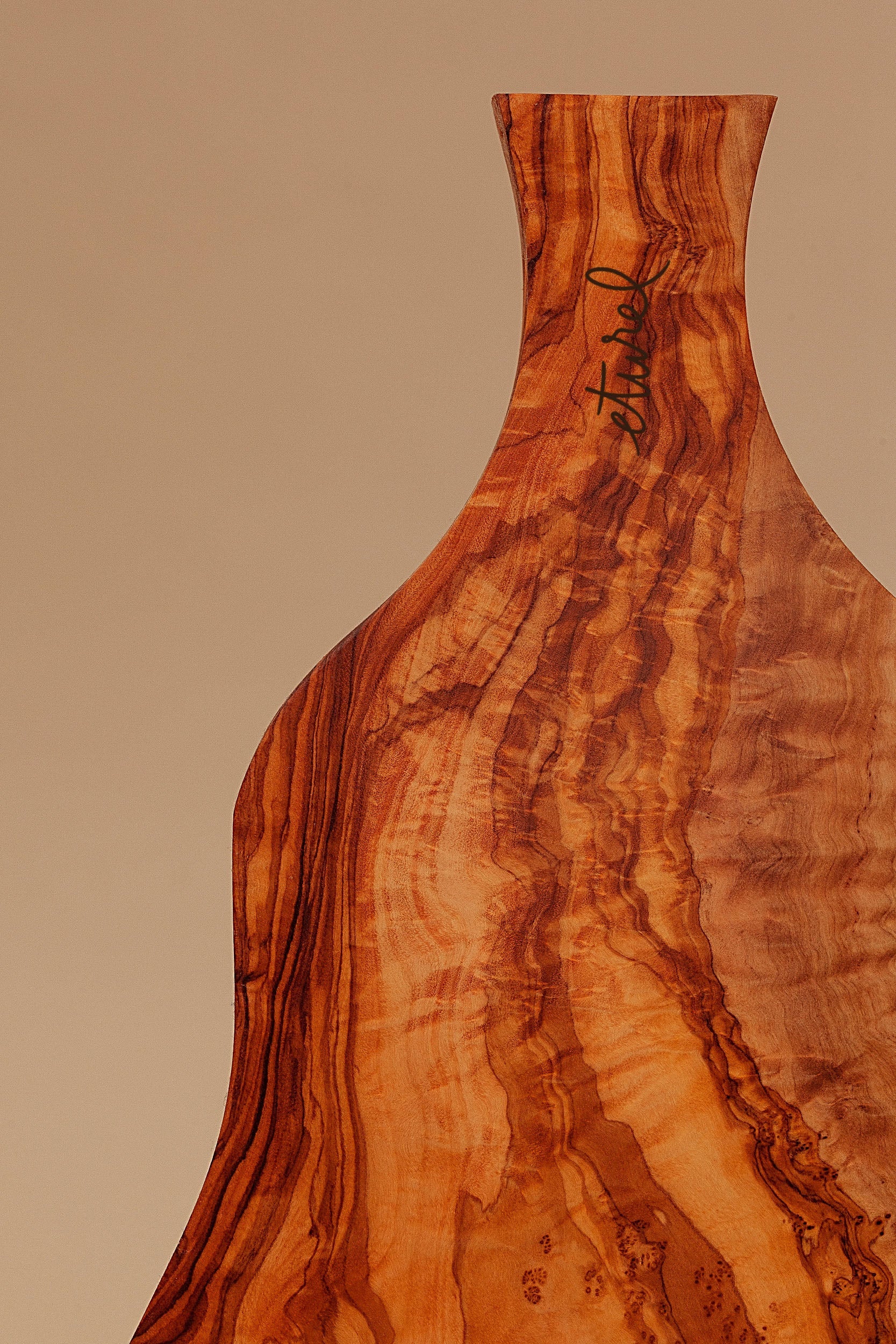 Tabla de madera de olivo irregular con mango grande