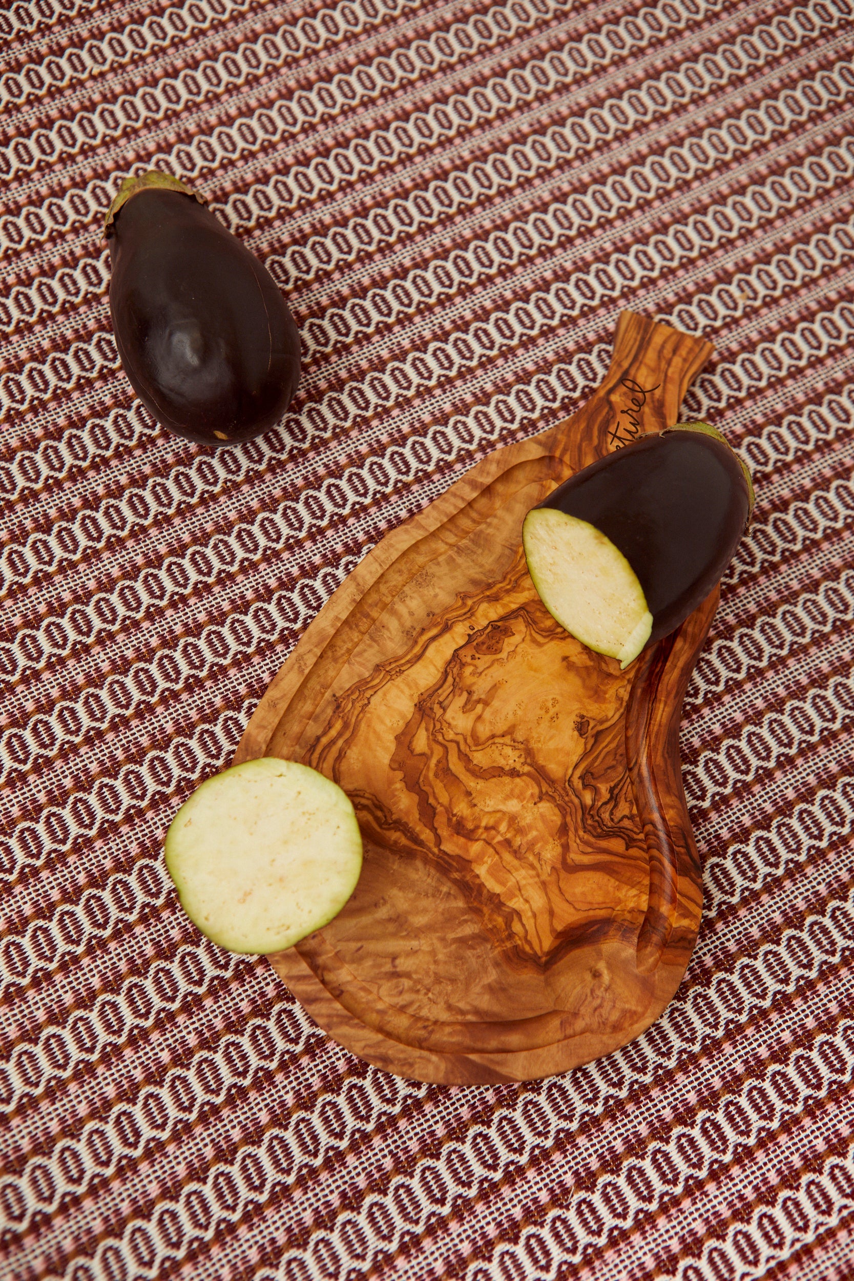 Tabla de madera de olivo irregular con mango mediana