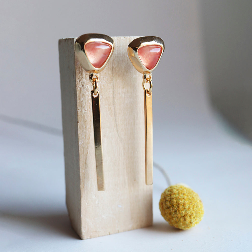 Pendientes dorados con piedra natural FINE triángulo