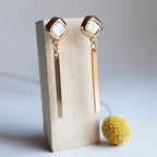 Pendientes dorados con piedra natural FINE cuadrado