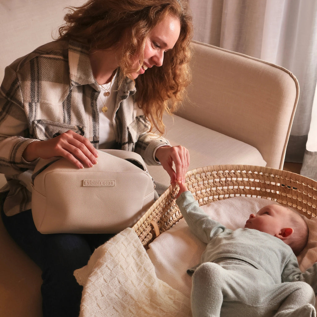 Pack Nacimiento Bebé: Portadocumentos + Neceser de Eco Piel MIREM Dusty Beige | Nenina & Co