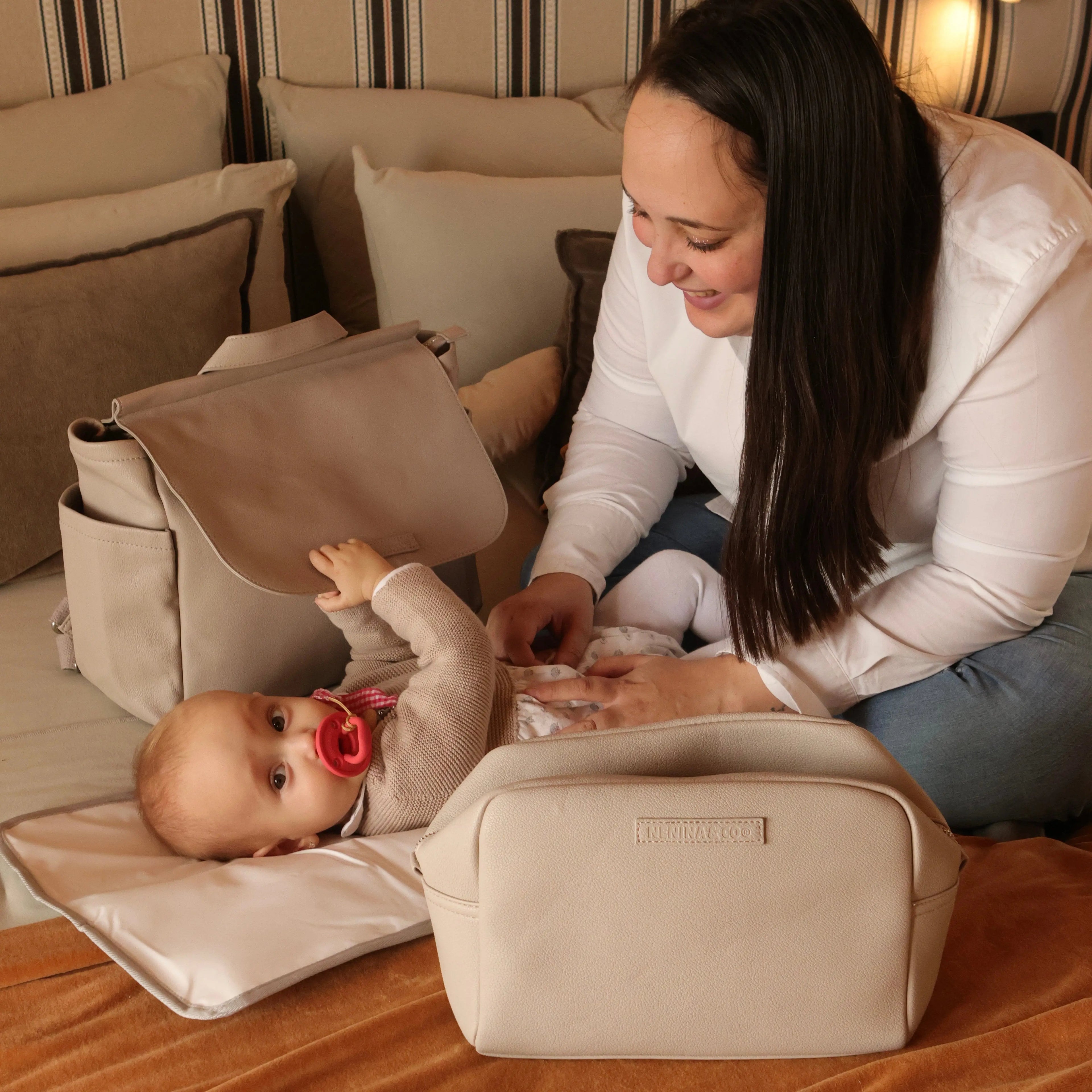 Pack Nacimiento Bebé: Portadocumentos + Neceser de Eco Piel MIREM Gris | Nenina & Co