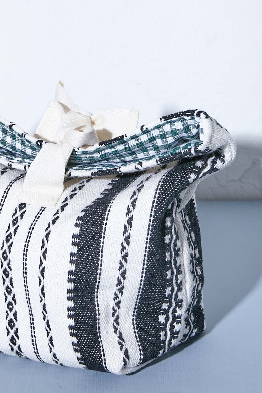 Panera pequeña alpujarra blanco y negro