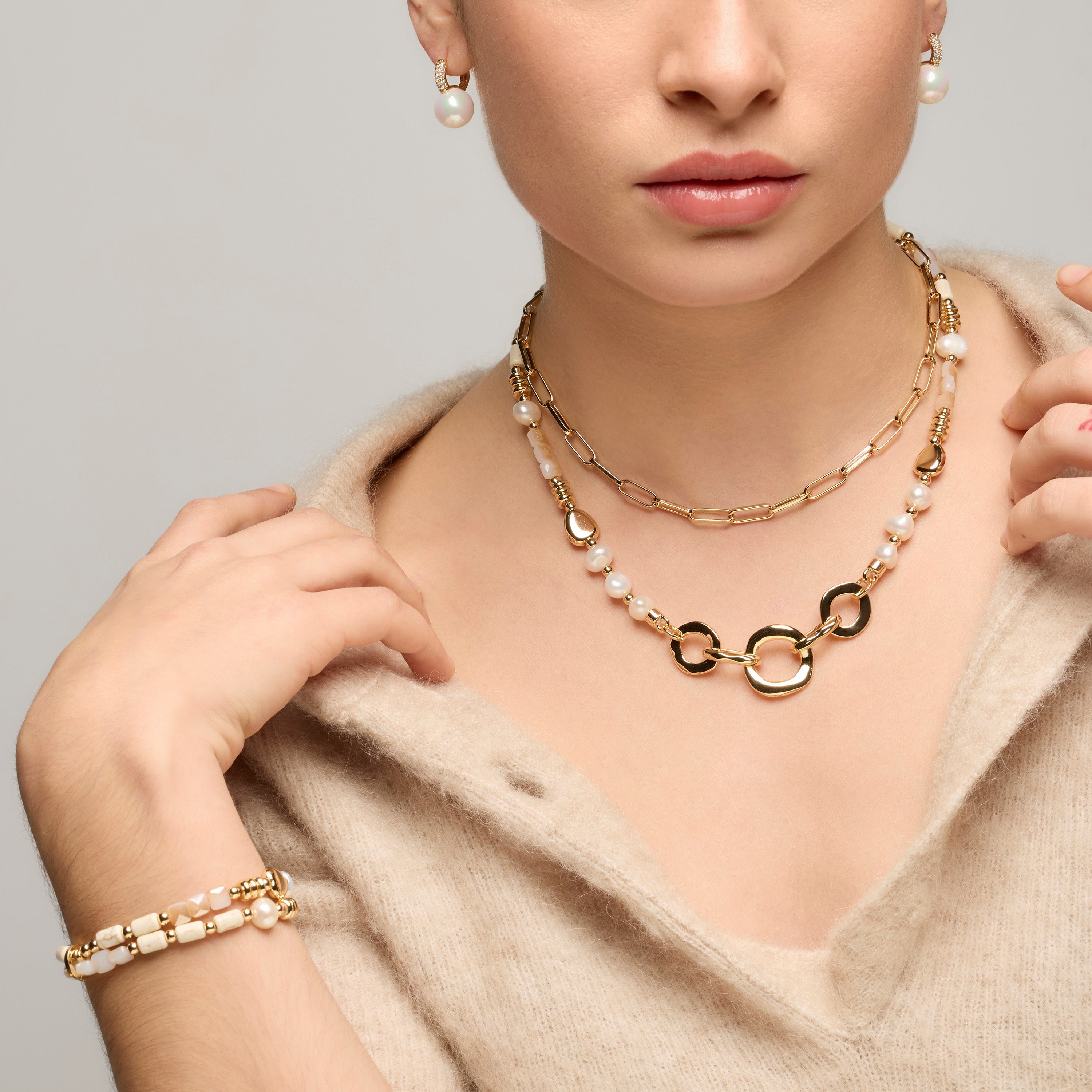 Pendientes acabado oro amarillo de 18k y Perla Blanca - Maeki