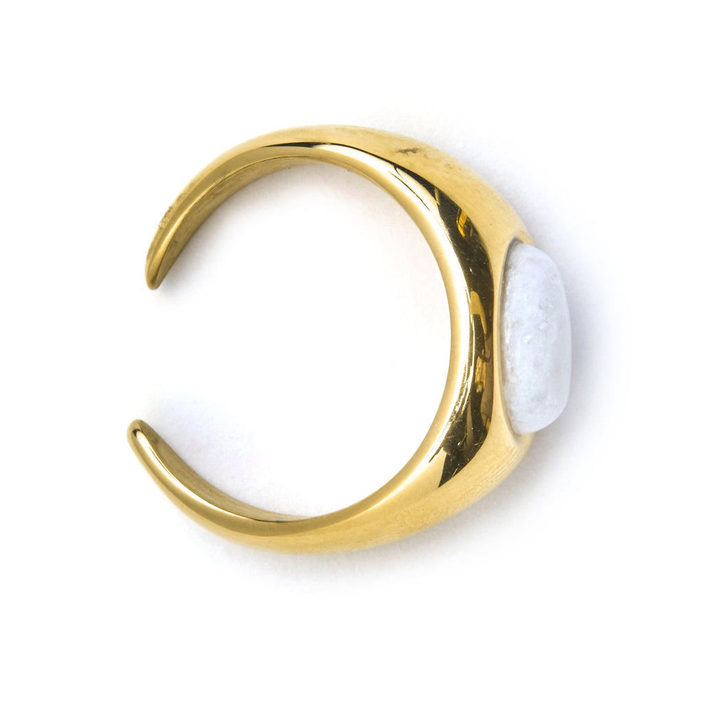 Anillo con Madreperla Blanca acabado oro 18k - Gaudark