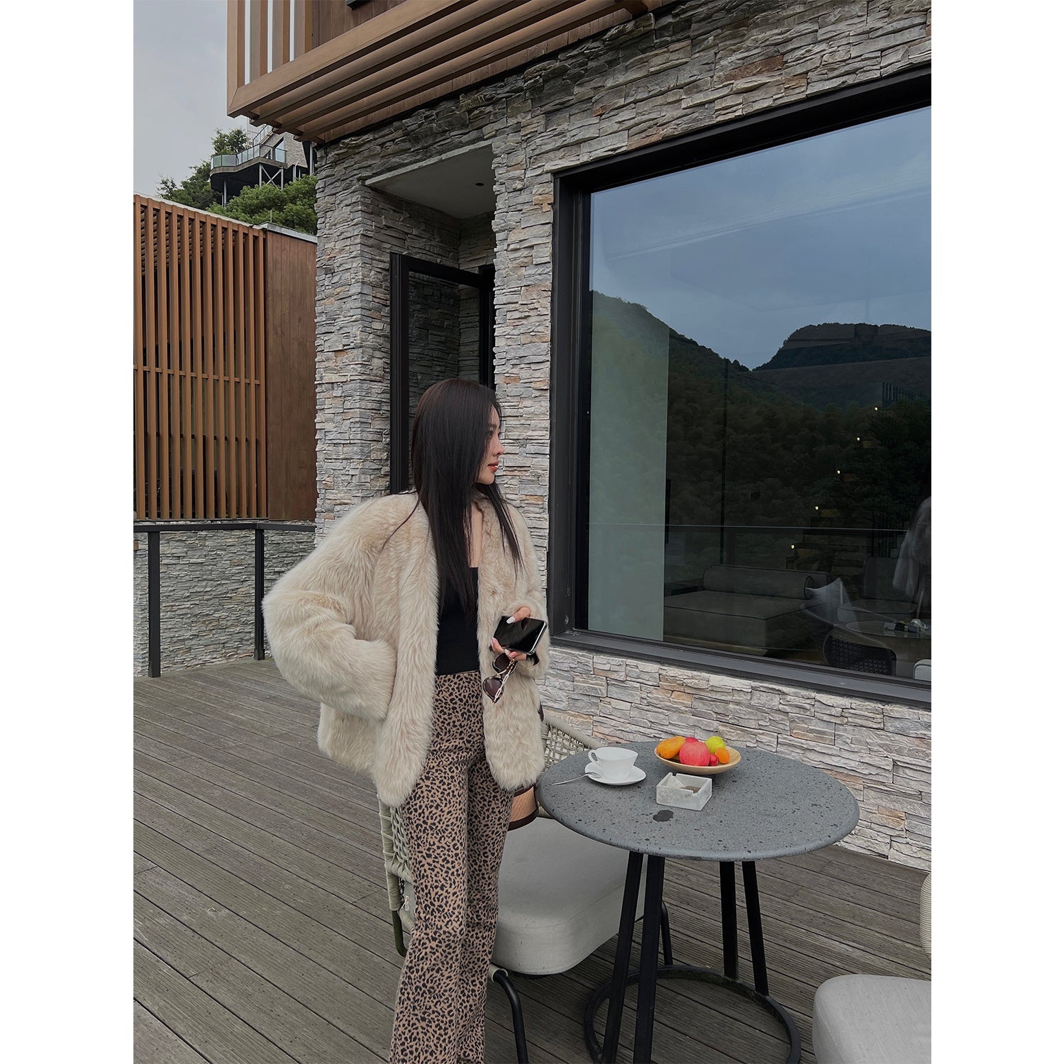 Night in Paris imported Tuscan sheepskin women's V-neck age-reducing lamb fur coat