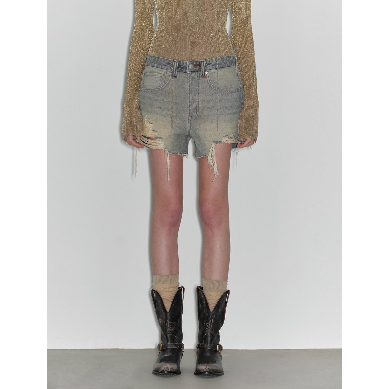 Blue and Pink Rhythm Retro and fashionable A-line silhouette, ripped and slim-fitting denim shorts