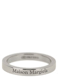 Anillo de plata de ley con logo grabado de Maison Margiela — Plateado